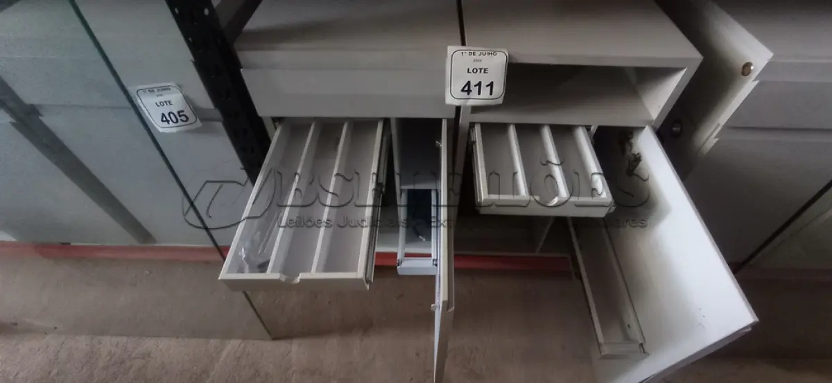 LOTE 411 - 02 ARMÁRIOS PARA CPU COM 01 PORTA E 01 GAVETA. (NO ESTADO) ATENÇÃO! FAZER A VISITAÇÃO ANTES DE ARREMATAR, NÃO SABEMOS SE FUNCIONA, LEILÃO NÃO TEM GARANTIA E NEM DEVOLUÇÃO, SUJEITO A POSSÍVEIS AVARIAS VISÍVEIS/OCULTAS E/OU AUSÊNCIA DE COMPONENTES.