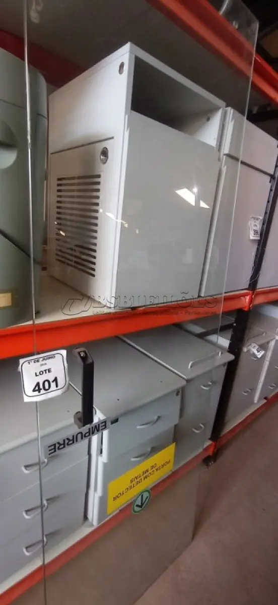 LOTE 401 - 01 PORTA DE VIDRO DE 2,06X0,69. (NO ESTADO) ATENÇÃO! FAZER A VISITAÇÃO ANTES DE ARREMATAR, NÃO SABEMOS SE FUNCIONA, LEILÃO NÃO TEM GARANTIA E NEM DEVOLUÇÃO, SUJEITO A POSSÍVEIS AVARIAS VISÍVEIS/OCULTAS E/OU AUSÊNCIA DE COMPONENTES.