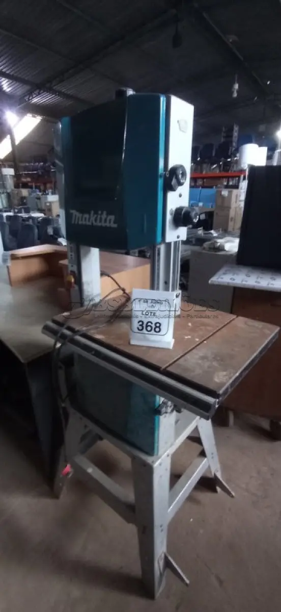 LOTE 368 - 01 SERRA FITA COM BANCADA MODELO LB1200F MARCA MAKITA. (NO ESTADO) ATENÇÃO! FAZER A VISITAÇÃO ANTES DE ARREMATAR, NÃO SABEMOS SE FUNCIONA, LEILÃO NÃO TEM GARANTIA E NEM DEVOLUÇÃO, SUJEITO A POSSÍVEIS AVARIAS VISÍVEIS/OCULTAS E/OU AUSÊNCIA DE COMPONENTES.
