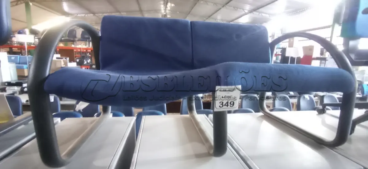 LOTE 349 - 01 POLTRONA DE 02 LUGARES. (NO ESTADO) ATENÇÃO! FAZER A VISITAÇÃO ANTES DE ARREMATAR, NÃO SABEMOS SE FUNCIONA, LEILÃO NÃO TEM GARANTIA E NEM DEVOLUÇÃO, SUJEITO A POSSÍVEIS AVARIAS VISÍVEIS/OCULTAS E/OU AUSÊNCIA DE COMPONENTES.