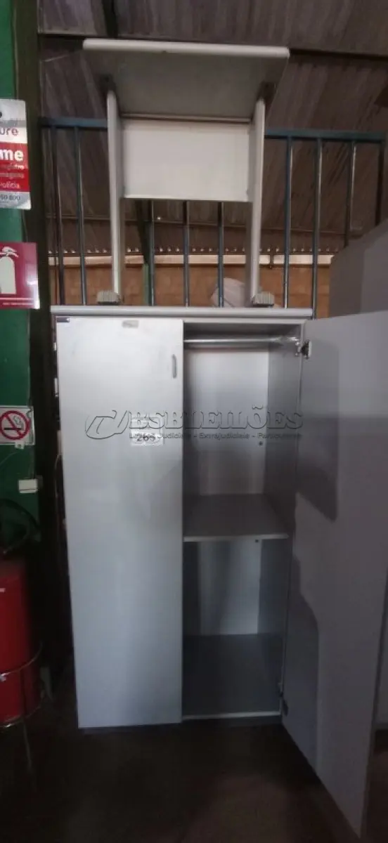 LOTE 265 - 01 ARMÁRIO 02 PORTAS EM MADEIRA E 01 MESA PEQUENA. (NO ESTADO) ATENÇÃO! FAZER A VISITAÇÃO ANTES DE ARREMATAR, NÃO SABEMOS SE FUNCIONA, LEILÃO NÃO TEM GARANTIA E NEM DEVOLUÇÃO, SUJEITO A POSSÍVEIS AVARIAS VISÍVEIS/OCULTAS E/OU AUSÊNCIA DE COMPONENTES.