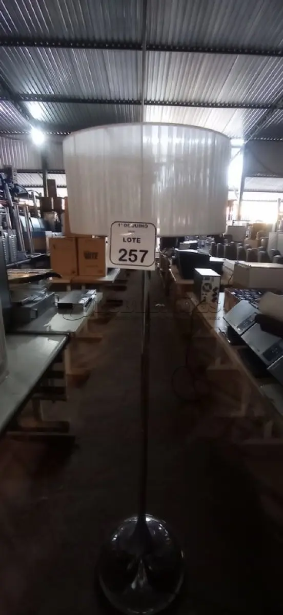 LOTE 257 - 01 ABAJUR DE CHÃO. (NO ESTADO) ATENÇÃO! FAZER A VISITAÇÃO ANTES DE ARREMATAR, NÃO SABEMOS SE FUNCIONA, LEILÃO NÃO TEM GARANTIA E NEM DEVOLUÇÃO, SUJEITO A POSSÍVEIS AVARIAS VISÍVEIS/OCULTAS E/OU AUSÊNCIA DE COMPONENTES.