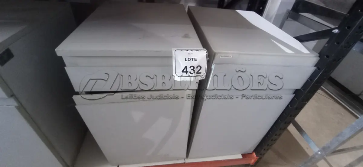 LOTE 432 - 02 ARMÁRIOS PARA CPU COM 01 PORTA E 01 GAVETA. (NO ESTADO) ATENÇÃO! FAZER A VISITAÇÃO ANTES DE ARREMATAR, NÃO SABEMOS SE FUNCIONA, LEILÃO NÃO TEM GARANTIA E NEM DEVOLUÇÃO, SUJEITO A POSSÍVEIS AVARIAS VISÍVEIS/OCULTAS E/OU AUSÊNCIA DE COMPONENTES.