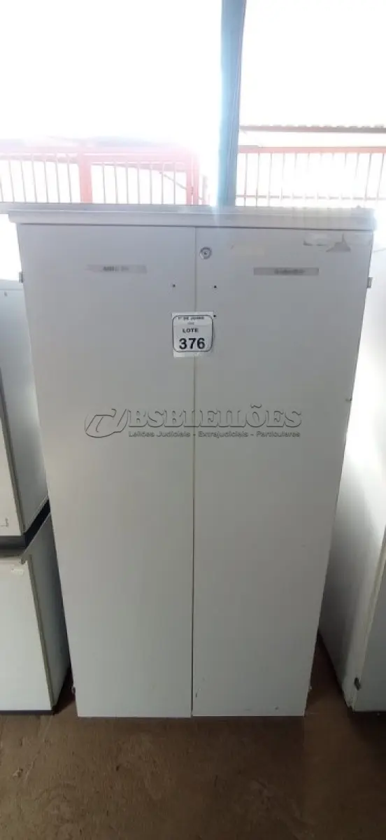 LOTE 376 - 01 ARMÁRIO 02 PORTAS EM MADEIRA. (NO ESTADO) ATENÇÃO! FAZER A VISITAÇÃO ANTES DE ARREMATAR, NÃO SABEMOS SE FUNCIONA, LEILÃO NÃO TEM GARANTIA E NEM DEVOLUÇÃO, SUJEITO A POSSÍVEIS AVARIAS VISÍVEIS/OCULTAS E/OU AUSÊNCIA DE COMPONENTES.