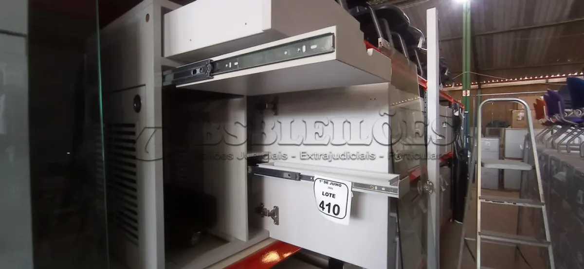 LOTE 410 - 02 ARMÁRIOS PARA CPU COM 01 PORTA E 01 GAVETA. (NO ESTADO) ATENÇÃO! FAZER A VISITAÇÃO ANTES DE ARREMATAR, NÃO SABEMOS SE FUNCIONA, LEILÃO NÃO TEM GARANTIA E NEM DEVOLUÇÃO, SUJEITO A POSSÍVEIS AVARIAS VISÍVEIS/OCULTAS E/OU AUSÊNCIA DE COMPONENTES.