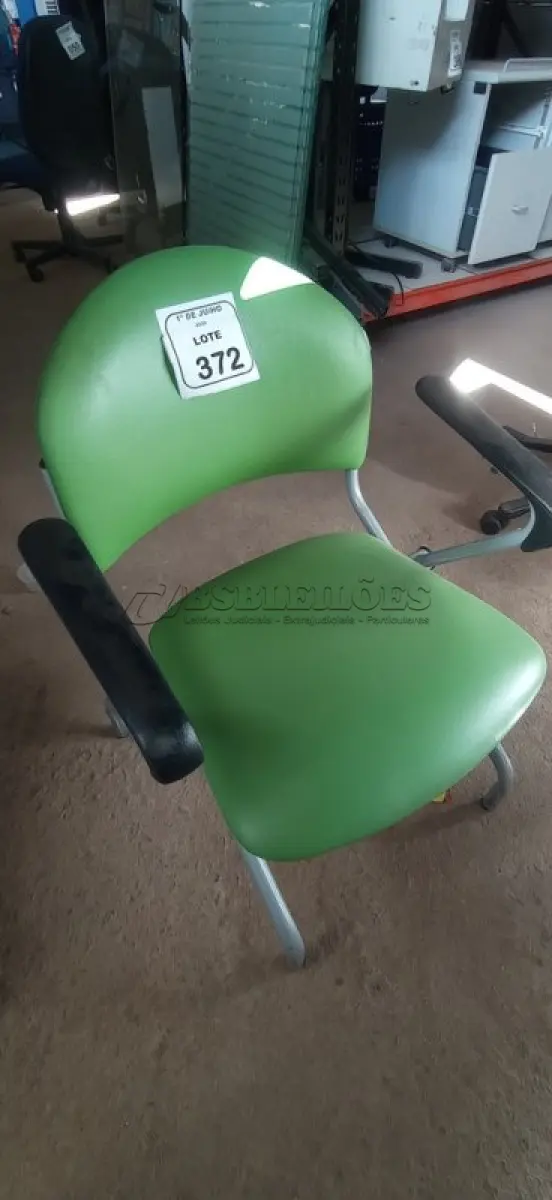 LOTE 372 - 01 MESA BAIXA COM ASSENTO DOBRÁVEL. (NO ESTADO) ATENÇÃO! FAZER A VISITAÇÃO ANTES DE ARREMATAR, NÃO SABEMOS SE FUNCIONA, LEILÃO NÃO TEM GARANTIA E NEM DEVOLUÇÃO, SUJEITO A POSSÍVEIS AVARIAS VISÍVEIS/OCULTAS E/OU AUSÊNCIA DE COMPONENTES.
