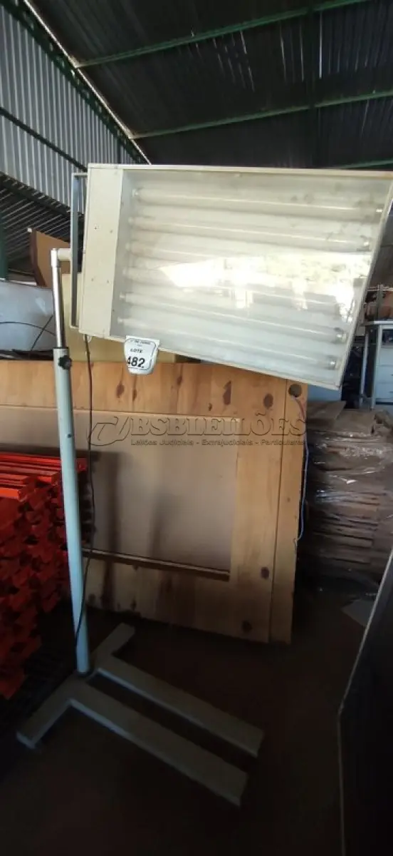 LOTE 482 - 01 LUMINÁRIA FLUORESCENTE COM AJUSTE DE ALTURA. (NO ESTADO) ATENÇÃO! FAZER A VISITAÇÃO ANTES DE ARREMATAR, NÃO SABEMOS SE FUNCIONA, LEILÃO NÃO TEM GARANTIA E NEM DEVOLUÇÃO, SUJEITO A POSSÍVEIS AVARIAS VISÍVEIS/OCULTAS E/OU AUSÊNCIA DE COMPONENTES.