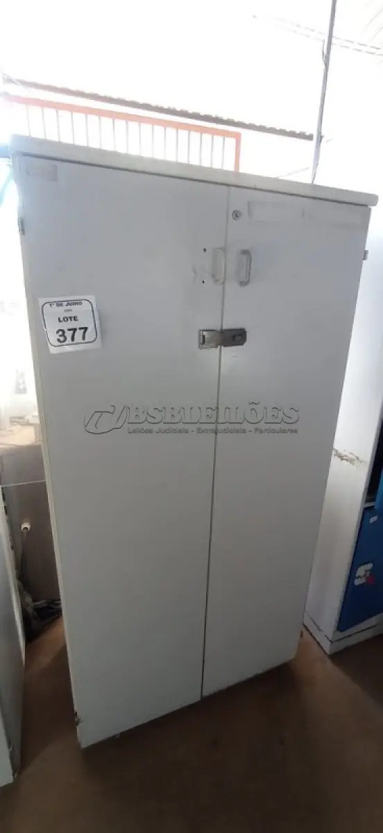 LOTE 377 - 01 ARMÁRIO 02 PORTAS EM MADEIRA. (NO ESTADO) ATENÇÃO! FAZER A VISITAÇÃO ANTES DE ARREMATAR, NÃO SABEMOS SE FUNCIONA, LEILÃO NÃO TEM GARANTIA E NEM DEVOLUÇÃO, SUJEITO A POSSÍVEIS AVARIAS VISÍVEIS/OCULTAS E/OU AUSÊNCIA DE COMPONENTES.