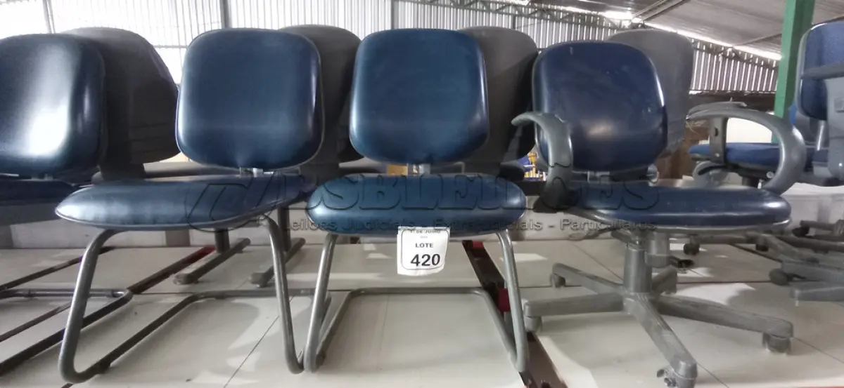 LOTE 420 - 02 CADEIRAS COM PÉS FIXOS E 01 CADEIRA DE ESCRITÓRIO GIRATÓRIA. (NO ESTADO) ATENÇÃO! FAZER A VISITAÇÃO ANTES DE ARREMATAR, NÃO SABEMOS SE FUNCIONA, LEILÃO NÃO TEM GARANTIA E NEM DEVOLUÇÃO, SUJEITO A POSSÍVEIS AVARIAS VISÍVEIS/OCULTAS E/OU AUSÊNCIA DE COMPONENTES.