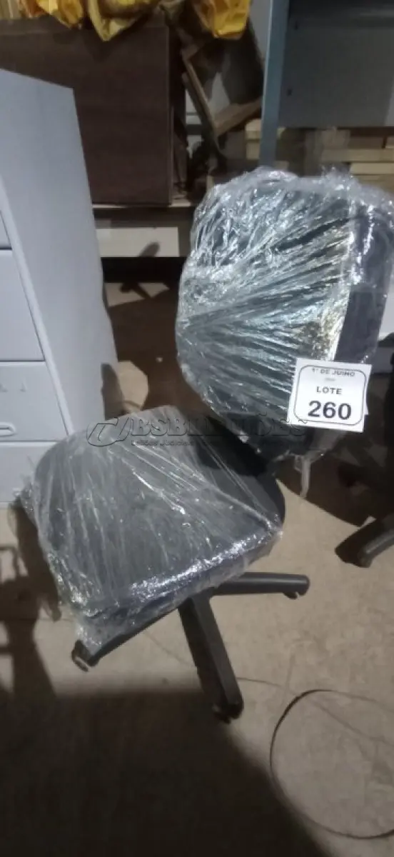 LOTE 260 - 01 CADEIRA DE ESCRITÓRIO GIRATÓRIA. (NO ESTADO) ATENÇÃO! FAZER A VISITAÇÃO ANTES DE ARREMATAR, NÃO SABEMOS SE FUNCIONA, LEILÃO NÃO TEM GARANTIA E NEM DEVOLUÇÃO, SUJEITO A POSSÍVEIS AVARIAS VISÍVEIS/OCULTAS E/OU AUSÊNCIA DE COMPONENTES.