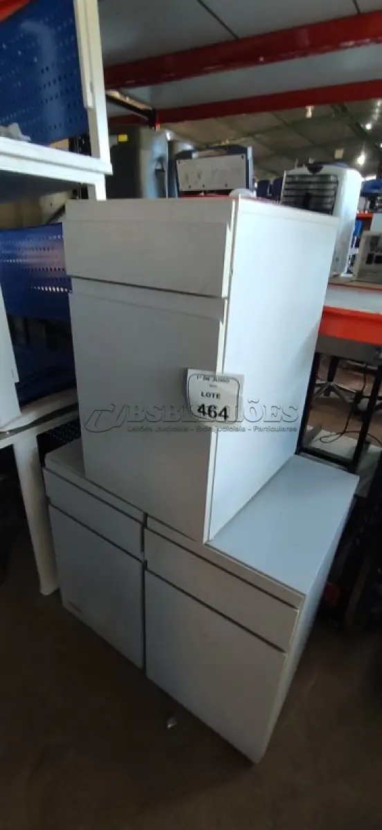 LOTE 464 - 03 ARMÁRIOS PARA CPU COM 01 PORTA E 01 GAVETA. (NO ESTADO) ATENÇÃO! FAZER A VISITAÇÃO ANTES DE ARREMATAR, NÃO SABEMOS SE FUNCIONA, LEILÃO NÃO TEM GARANTIA E NEM DEVOLUÇÃO, SUJEITO A POSSÍVEIS AVARIAS VISÍVEIS/OCULTAS E/OU AUSÊNCIA DE COMPONENTES.