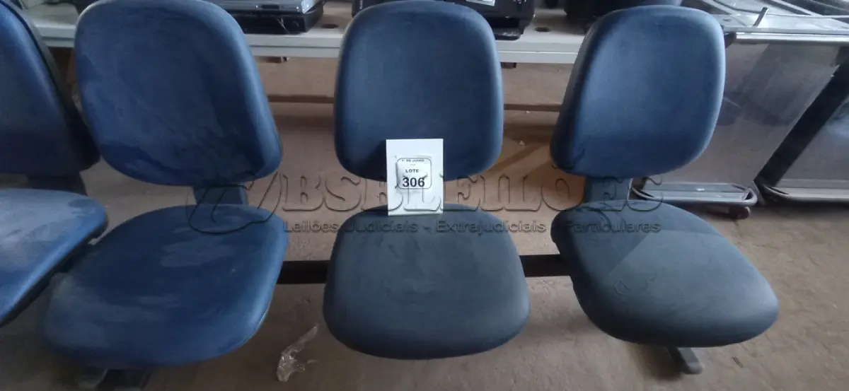 LOTE 306 - 01 CADEIRA TIPO LONGARINA COM 03 LUGARES. (NO ESTADO) ATENÇÃO! FAZER A VISITAÇÃO ANTES DE ARREMATAR, NÃO SABEMOS SE FUNCIONA, LEILÃO NÃO TEM GARANTIA E NEM DEVOLUÇÃO, SUJEITO A POSSÍVEIS AVARIAS VISÍVEIS/OCULTAS E/OU AUSÊNCIA DE COMPONENTES.