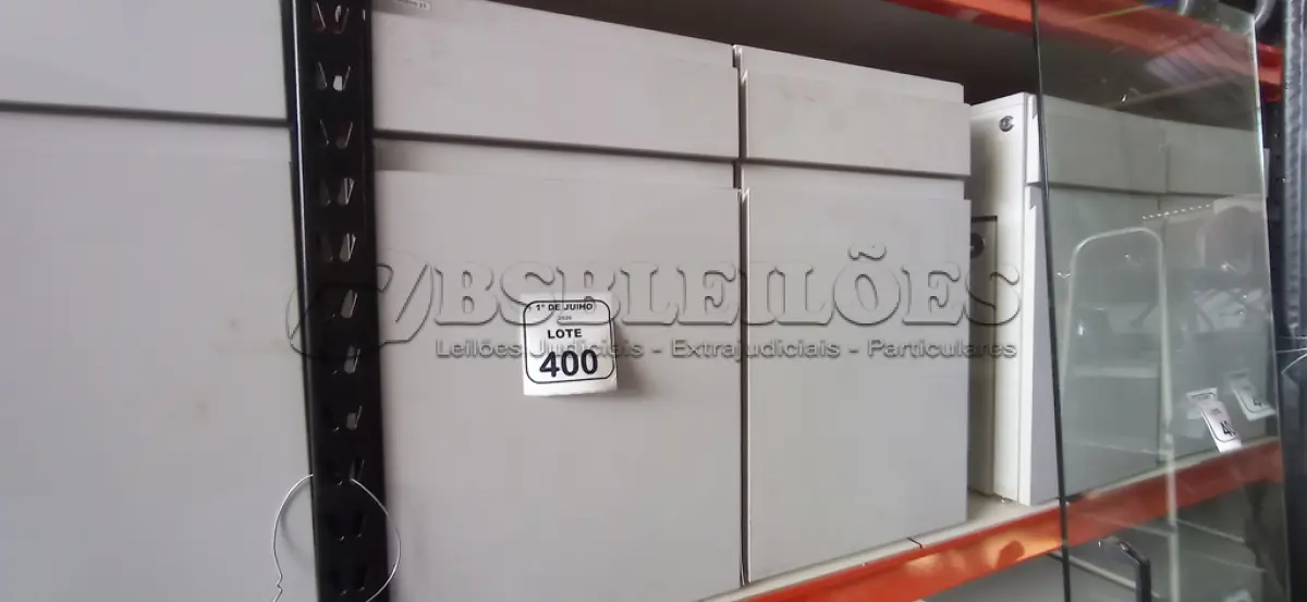 LOTE 400 - 02 ARMÁRIOS PARA CPU COM 01 PORTA E 01 GAVETA. (NO ESTADO) ATENÇÃO! FAZER A VISITAÇÃO ANTES DE ARREMATAR, NÃO SABEMOS SE FUNCIONA, LEILÃO NÃO TEM GARANTIA E NEM DEVOLUÇÃO, SUJEITO A POSSÍVEIS AVARIAS VISÍVEIS/OCULTAS E/OU AUSÊNCIA DE COMPONENTES.