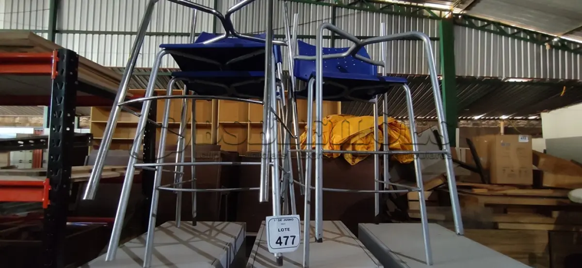 LOTE 477 - 05 CADEIRAS ALTAS SENDO 02 SEM ASSENTO. (NO ESTADO) ATENÇÃO! FAZER A VISITAÇÃO ANTES DE ARREMATAR, NÃO SABEMOS SE FUNCIONA, LEILÃO NÃO TEM GARANTIA E NEM DEVOLUÇÃO, SUJEITO A POSSÍVEIS AVARIAS VISÍVEIS/OCULTAS E/OU AUSÊNCIA DE COMPONENTES.