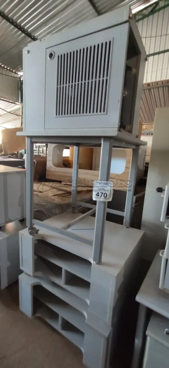 LOTE 470 - 02 RACKS BAIXOS COM RODINHAS, 01 MESA E 01 ARMÁRIO PARA CPU COM 01 GAVETA E 01 PORTA. (NO ESTADO) ATENÇÃO! FAZER A VISITAÇÃO ANTES DE ARREMATAR, NÃO SABEMOS SE FUNCIONA, LEILÃO NÃO TEM GARANTIA E NEM DEVOLUÇÃO, SUJEITO A POSSÍVEIS AVARIAS VISÍVEIS/OCULTAS E/OU AUSÊNCIA DE COMPONENTES.