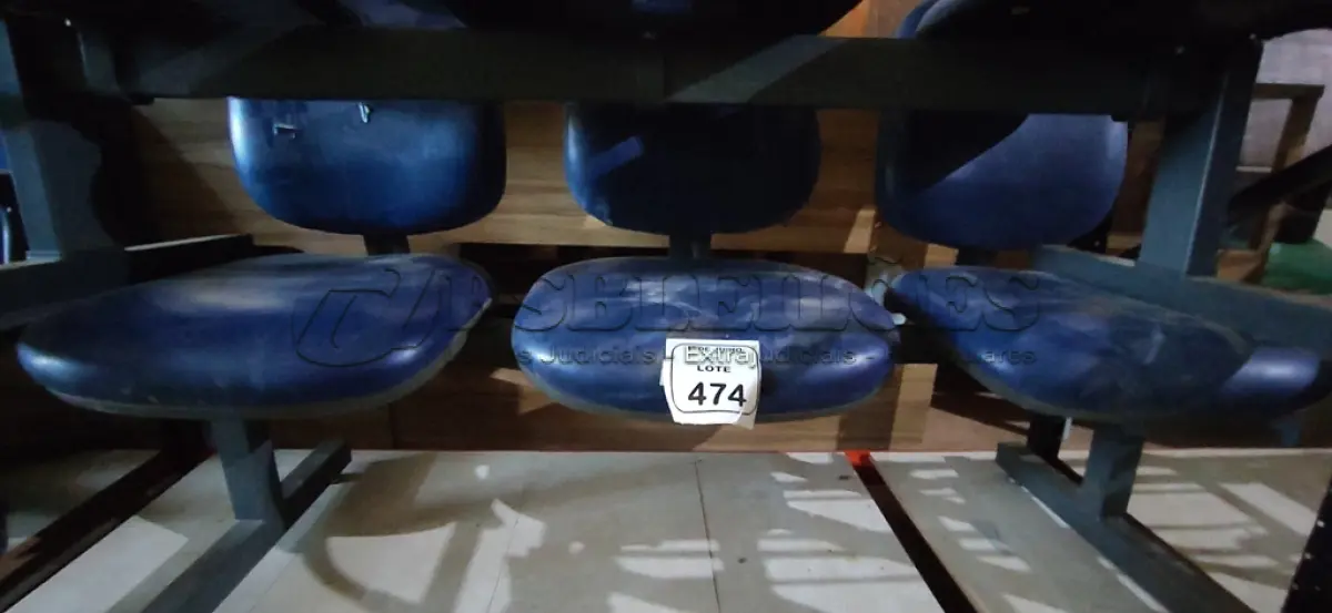 LOTE 474 - 01 CADEIRA TIPO LONGARINA COM 03 LUGARES. (NO ESTADO) ATENÇÃO! FAZER A VISITAÇÃO ANTES DE ARREMATAR, NÃO SABEMOS SE FUNCIONA, LEILÃO NÃO TEM GARANTIA E NEM DEVOLUÇÃO, SUJEITO A POSSÍVEIS AVARIAS VISÍVEIS/OCULTAS E/OU AUSÊNCIA DE COMPONENTES.