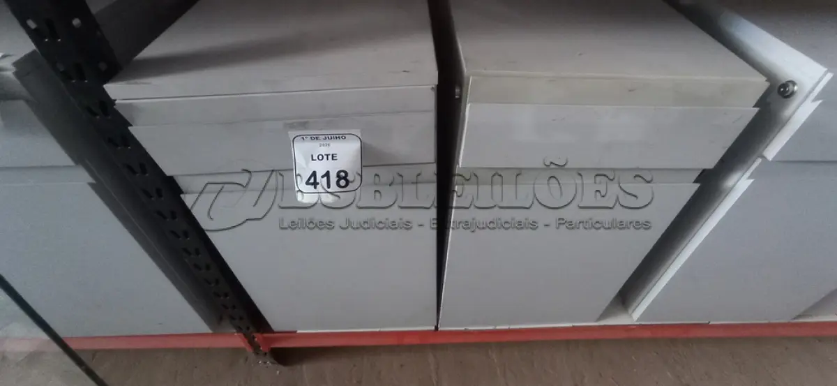 LOTE 418 - 02 ARMÁRIOS PARA CPU COM 01 PORTA E 01 GAVETA. (NO ESTADO) ATENÇÃO! FAZER A VISITAÇÃO ANTES DE ARREMATAR, NÃO SABEMOS SE FUNCIONA, LEILÃO NÃO TEM GARANTIA E NEM DEVOLUÇÃO, SUJEITO A POSSÍVEIS AVARIAS VISÍVEIS/OCULTAS E/OU AUSÊNCIA DE COMPONENTES.