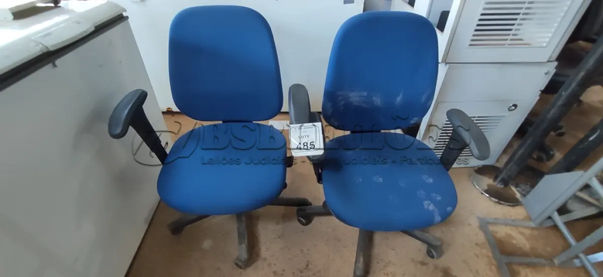 LOTE 485 - 02 CADEIRAS DE ESCRITÓRIO GIRATÓRIAS. (NO ESTADO) ATENÇÃO! FAZER A VISITAÇÃO ANTES DE ARREMATAR, NÃO SABEMOS SE FUNCIONA, LEILÃO NÃO TEM GARANTIA E NEM DEVOLUÇÃO, SUJEITO A POSSÍVEIS AVARIAS VISÍVEIS/OCULTAS E/OU AUSÊNCIA DE COMPONENTES.