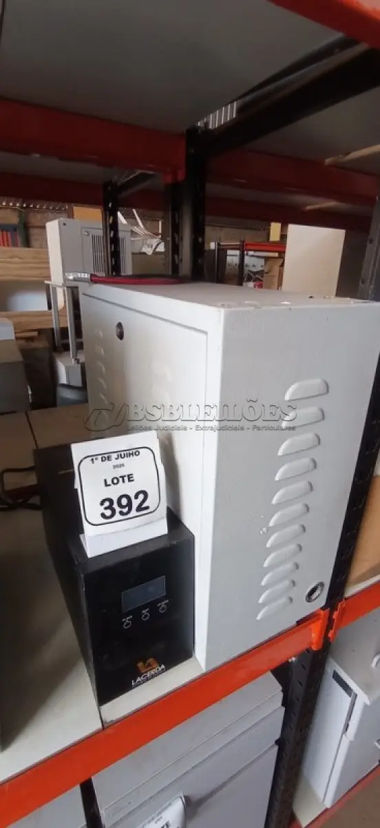 LOTE 392 - 01 BANCO DE BATERIAS VAZIAS E 01 NOBREAK MARCA LACERDA. (NO ESTADO) ATENÇÃO! FAZER A VISITAÇÃO ANTES DE ARREMATAR, NÃO SABEMOS SE FUNCIONA, LEILÃO NÃO TEM GARANTIA E NEM DEVOLUÇÃO, SUJEITO A POSSÍVEIS AVARIAS VISÍVEIS/OCULTAS E/OU AUSÊNCIA DE COMPONENTES.