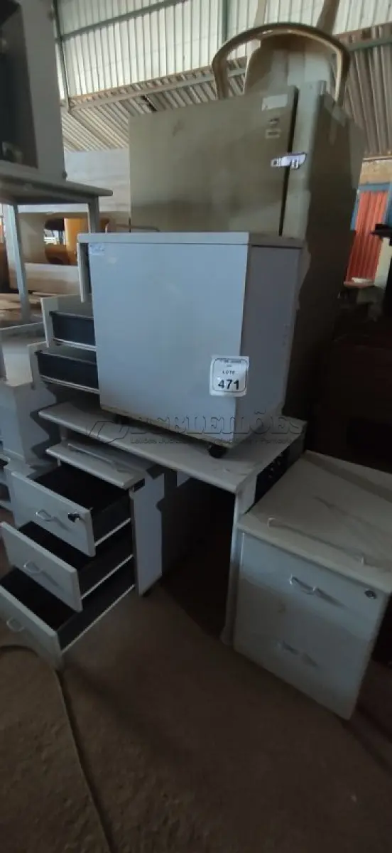 LOTE 471 - 03 GAVETEIROS PEQUENOS EM MADEIRA E 01 MESA PEQUENA EM MADEIRA. (NO ESTADO) ATENÇÃO! FAZER A VISITAÇÃO ANTES DE ARREMATAR, NÃO SABEMOS SE FUNCIONA, LEILÃO NÃO TEM GARANTIA E NEM DEVOLUÇÃO, SUJEITO A POSSÍVEIS AVARIAS VISÍVEIS/OCULTAS E/OU AUSÊNCIA DE COMPONENTES.