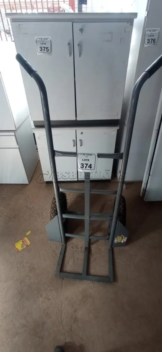 LOTE 374 - 01 CARRINHO DE CARGAS. (NO ESTADO) ATENÇÃO! FAZER A VISITAÇÃO ANTES DE ARREMATAR, NÃO SABEMOS SE FUNCIONA, LEILÃO NÃO TEM GARANTIA E NEM DEVOLUÇÃO, SUJEITO A POSSÍVEIS AVARIAS VISÍVEIS/OCULTAS E/OU AUSÊNCIA DE COMPONENTES.