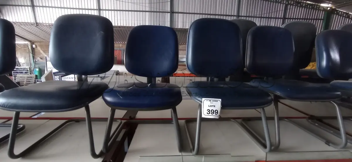 LOTE 399 - 04 CADEIRAS DE PÉS FIXOS. (NO ESTADO) ATENÇÃO! FAZER A VISITAÇÃO ANTES DE ARREMATAR, NÃO SABEMOS SE FUNCIONA, LEILÃO NÃO TEM GARANTIA E NEM DEVOLUÇÃO, SUJEITO A POSSÍVEIS AVARIAS VISÍVEIS/OCULTAS E/OU AUSÊNCIA DE COMPONENTES.