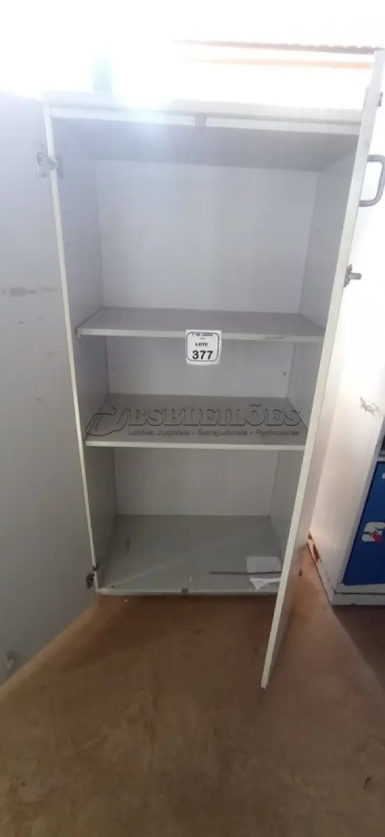 LOTE 377 - 01 ARMÁRIO 02 PORTAS EM MADEIRA. (NO ESTADO) ATENÇÃO! FAZER A VISITAÇÃO ANTES DE ARREMATAR, NÃO SABEMOS SE FUNCIONA, LEILÃO NÃO TEM GARANTIA E NEM DEVOLUÇÃO, SUJEITO A POSSÍVEIS AVARIAS VISÍVEIS/OCULTAS E/OU AUSÊNCIA DE COMPONENTES.