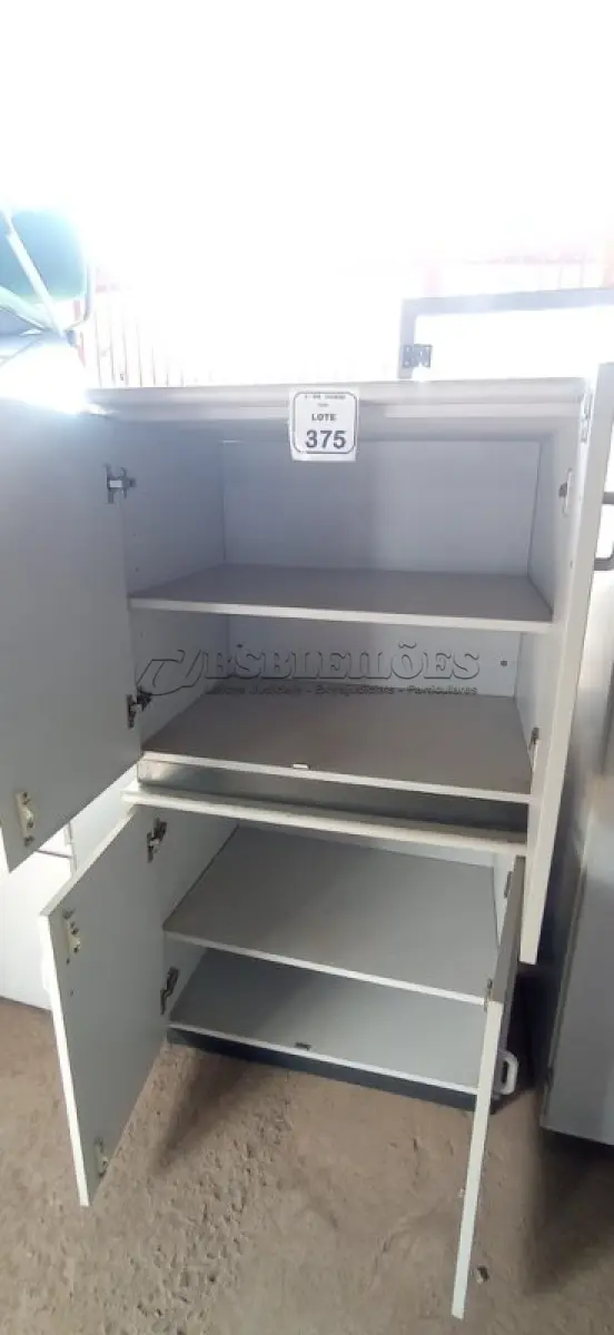 LOTE 375 - 02 ARMÁRIOS BAIXOS EM MADEIRA COM 02 PORTAS. (NO ESTADO) ATENÇÃO! FAZER A VISITAÇÃO ANTES DE ARREMATAR, NÃO SABEMOS SE FUNCIONA, LEILÃO NÃO TEM GARANTIA E NEM DEVOLUÇÃO, SUJEITO A POSSÍVEIS AVARIAS VISÍVEIS/OCULTAS E/OU AUSÊNCIA DE COMPONENTES.