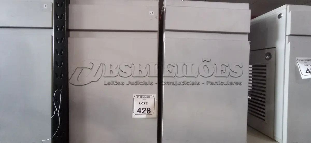 LOTE 428 - 02 ARMÁRIOS PARA CPU COM 01 PORTA E 01 GAVETA. (NO ESTADO) ATENÇÃO! FAZER A VISITAÇÃO ANTES DE ARREMATAR, NÃO SABEMOS SE FUNCIONA, LEILÃO NÃO TEM GARANTIA E NEM DEVOLUÇÃO, SUJEITO A POSSÍVEIS AVARIAS VISÍVEIS/OCULTAS E/OU AUSÊNCIA DE COMPONENTES.
