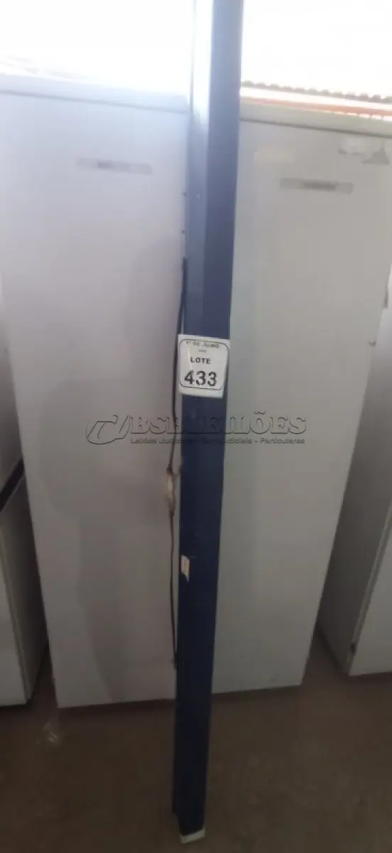 LOTE 433 - 01 TELA DE PROJEÇÃO RETRÁTIL. (NO ESTADO) ATENÇÃO! FAZER A VISITAÇÃO ANTES DE ARREMATAR, NÃO SABEMOS SE FUNCIONA, LEILÃO NÃO TEM GARANTIA E NEM DEVOLUÇÃO, SUJEITO A POSSÍVEIS AVARIAS VISÍVEIS/OCULTAS E/OU AUSÊNCIA DE COMPONENTES.