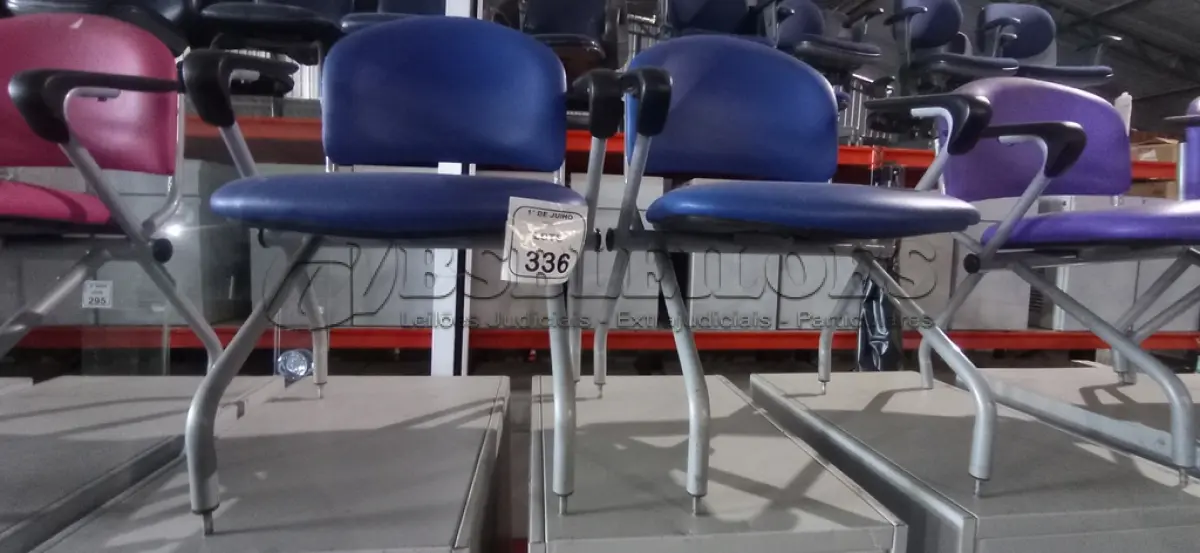 LOTE 336 - 02 CADEIRAS BAIXAS COM ASSENTO DOBRÁVEL. (NO ESTADO) ATENÇÃO! FAZER A VISITAÇÃO ANTES DE ARREMATAR, NÃO SABEMOS SE FUNCIONA, LEILÃO NÃO TEM GARANTIA E NEM DEVOLUÇÃO, SUJEITO A POSSÍVEIS AVARIAS VISÍVEIS/OCULTAS E/OU AUSÊNCIA DE COMPONENTES.