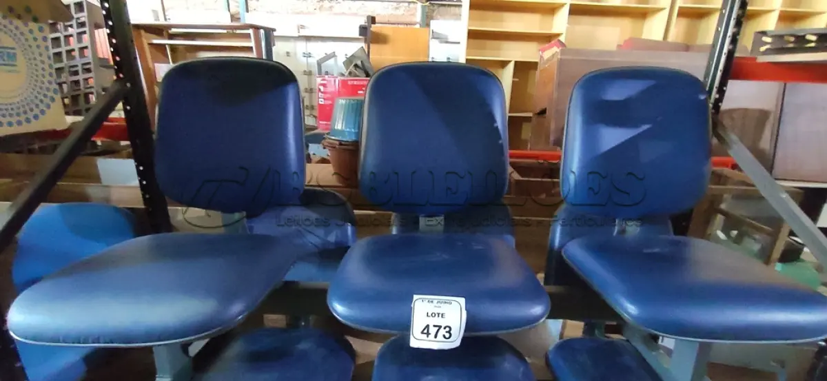 LOTE 473 - 01 CADEIRA TIPO LONGARINA COM 03 LUGARES. (NO ESTADO) ATENÇÃO! FAZER A VISITAÇÃO ANTES DE ARREMATAR, NÃO SABEMOS SE FUNCIONA, LEILÃO NÃO TEM GARANTIA E NEM DEVOLUÇÃO, SUJEITO A POSSÍVEIS AVARIAS VISÍVEIS/OCULTAS E/OU AUSÊNCIA DE COMPONENTES.