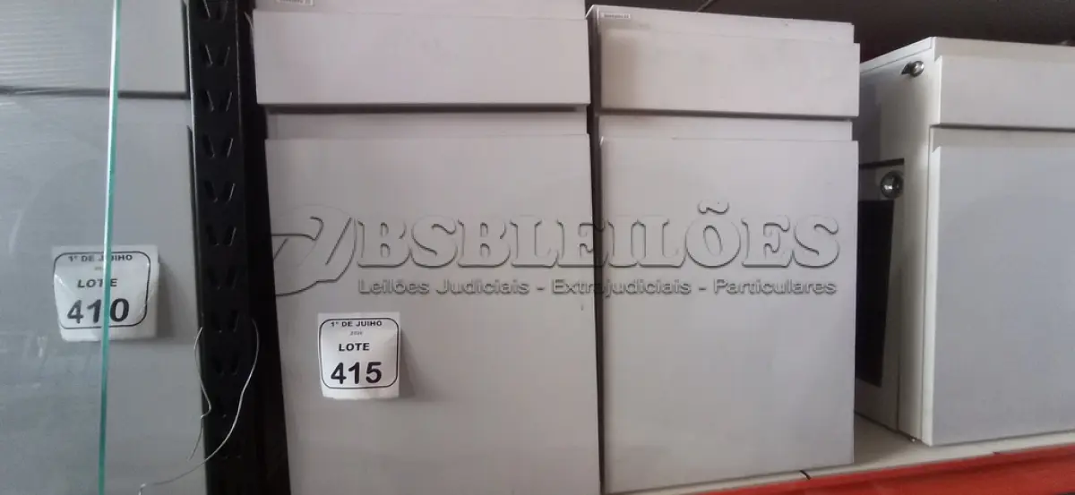 LOTE 415 - 02 ARMÁRIOS PARA CPU COM 01 PORTA E 01 GAVETA. (NO ESTADO) ATENÇÃO! FAZER A VISITAÇÃO ANTES DE ARREMATAR, NÃO SABEMOS SE FUNCIONA, LEILÃO NÃO TEM GARANTIA E NEM DEVOLUÇÃO, SUJEITO A POSSÍVEIS AVARIAS VISÍVEIS/OCULTAS E/OU AUSÊNCIA DE COMPONENTES.
