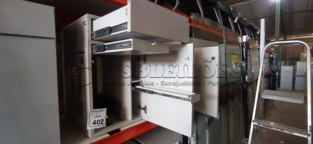 LOTE 402 - 02 ARMÁRIOS PARA CPU COM 01 PORTA E 01 GAVETA. (NO ESTADO) ATENÇÃO! FAZER A VISITAÇÃO ANTES DE ARREMATAR, NÃO SABEMOS SE FUNCIONA, LEILÃO NÃO TEM GARANTIA E NEM DEVOLUÇÃO, SUJEITO A POSSÍVEIS AVARIAS VISÍVEIS/OCULTAS E/OU AUSÊNCIA DE COMPONENTES.