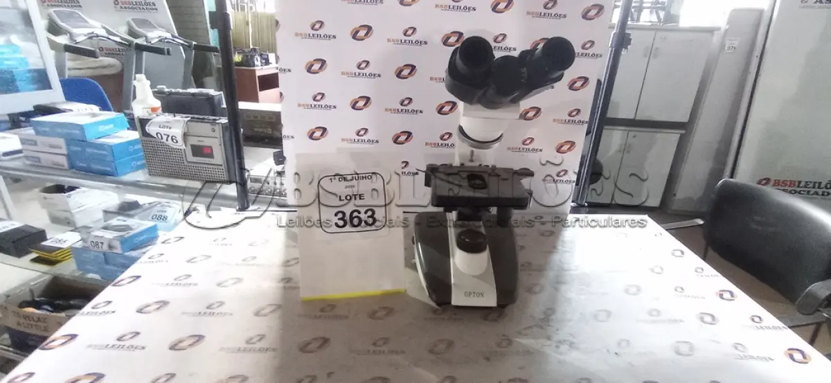 LOTE 363 - 01 MICROSCÓPIO MARCA OPTON. (NO ESTADO) ATENÇÃO! FAZER A VISITAÇÃO ANTES DE ARREMATAR, NÃO SABEMOS SE FUNCIONA, LEILÃO NÃO TEM GARANTIA E NEM DEVOLUÇÃO, SUJEITO A POSSÍVEIS AVARIAS VISÍVEIS/OCULTAS E/OU AUSÊNCIA DE COMPONENTES.