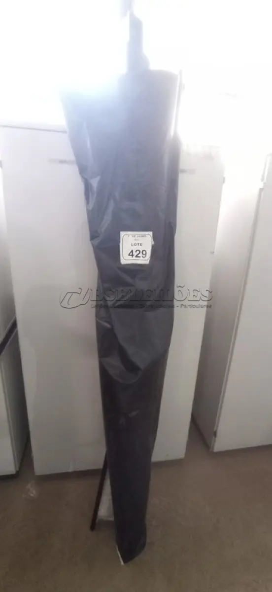 LOTE 429 - 01 TELA DE PROJEÇÃO RETRÁTIL. (NO ESTADO) ATENÇÃO! FAZER A VISITAÇÃO ANTES DE ARREMATAR, NÃO SABEMOS SE FUNCIONA, LEILÃO NÃO TEM GARANTIA E NEM DEVOLUÇÃO, SUJEITO A POSSÍVEIS AVARIAS VISÍVEIS/OCULTAS E/OU AUSÊNCIA DE COMPONENTES.