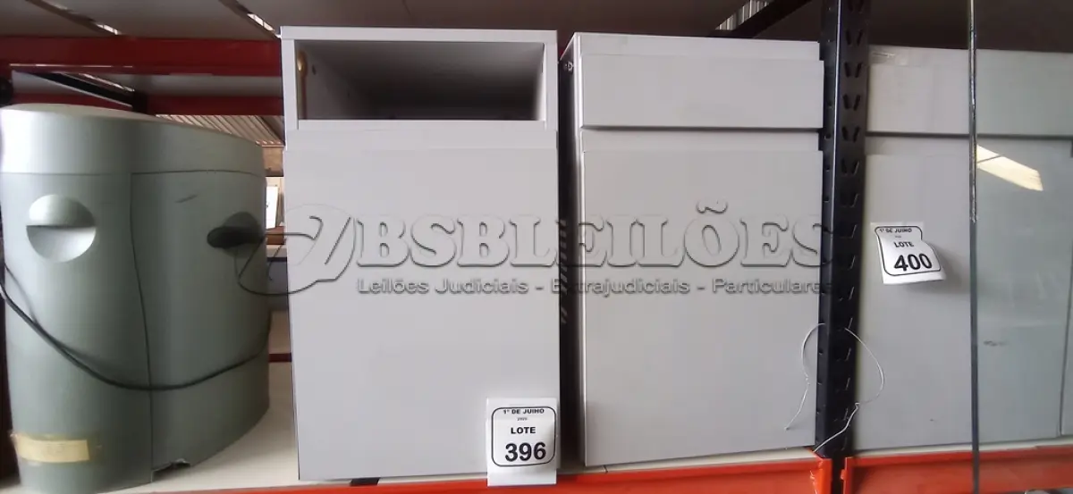 LOTE 396 - 02 ARMÁRIOS PARA CPU COM 01 PORTA E 01 GAVETA. (NO ESTADO) ATENÇÃO! FAZER A VISITAÇÃO ANTES DE ARREMATAR, NÃO SABEMOS SE FUNCIONA, LEILÃO NÃO TEM GARANTIA E NEM DEVOLUÇÃO, SUJEITO A POSSÍVEIS AVARIAS VISÍVEIS/OCULTAS E/OU AUSÊNCIA DE COMPONENTES.