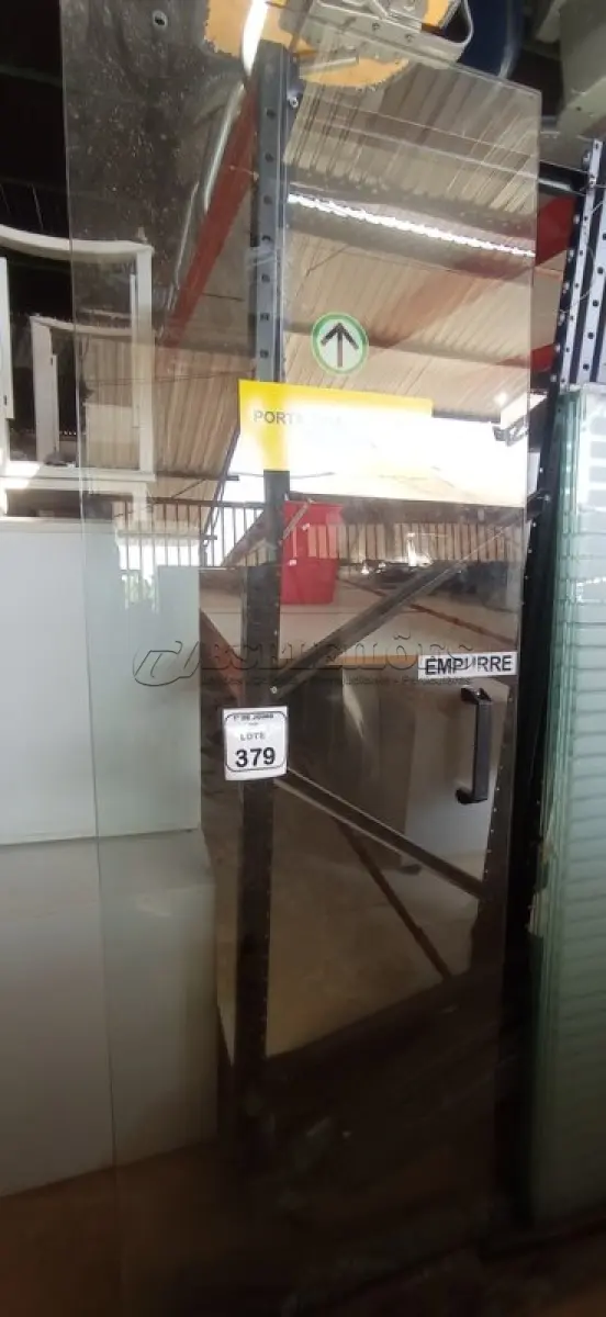 LOTE 379 - 01 PORTA DE VIDRO DE 2,06X0,69. (NO ESTADO) ATENÇÃO! FAZER A VISITAÇÃO ANTES DE ARREMATAR, NÃO SABEMOS SE FUNCIONA, LEILÃO NÃO TEM GARANTIA E NEM DEVOLUÇÃO, SUJEITO A POSSÍVEIS AVARIAS VISÍVEIS/OCULTAS E/OU AUSÊNCIA DE COMPONENTES.