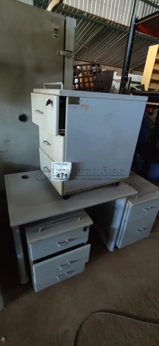 LOTE 471 - 03 GAVETEIROS PEQUENOS EM MADEIRA E 01 MESA PEQUENA EM MADEIRA. (NO ESTADO) ATENÇÃO! FAZER A VISITAÇÃO ANTES DE ARREMATAR, NÃO SABEMOS SE FUNCIONA, LEILÃO NÃO TEM GARANTIA E NEM DEVOLUÇÃO, SUJEITO A POSSÍVEIS AVARIAS VISÍVEIS/OCULTAS E/OU AUSÊNCIA DE COMPONENTES.