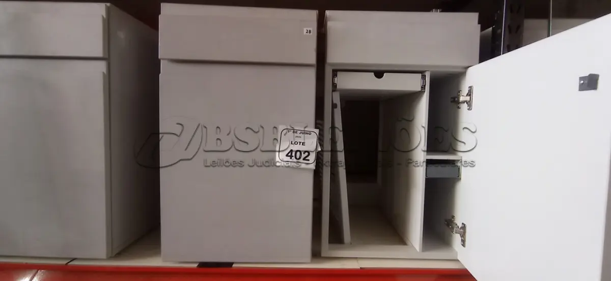 LOTE 402 - 02 ARMÁRIOS PARA CPU COM 01 PORTA E 01 GAVETA. (NO ESTADO) ATENÇÃO! FAZER A VISITAÇÃO ANTES DE ARREMATAR, NÃO SABEMOS SE FUNCIONA, LEILÃO NÃO TEM GARANTIA E NEM DEVOLUÇÃO, SUJEITO A POSSÍVEIS AVARIAS VISÍVEIS/OCULTAS E/OU AUSÊNCIA DE COMPONENTES.