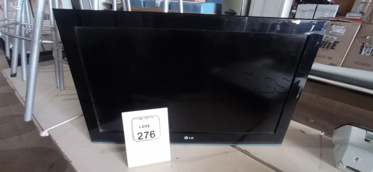LOTE 276 - 01 TV 32’’ MARCA LG. (NO ESTADO) ATENÇÃO! FAZER A VISITAÇÃO ANTES DE ARREMATAR, NÃO SABEMOS SE FUNCIONA, LEILÃO NÃO TEM GARANTIA E NEM DEVOLUÇÃO, SUJEITO A POSSÍVEIS AVARIAS VISÍVEIS/OCULTAS E/OU AUSÊNCIA DE COMPONENTES.