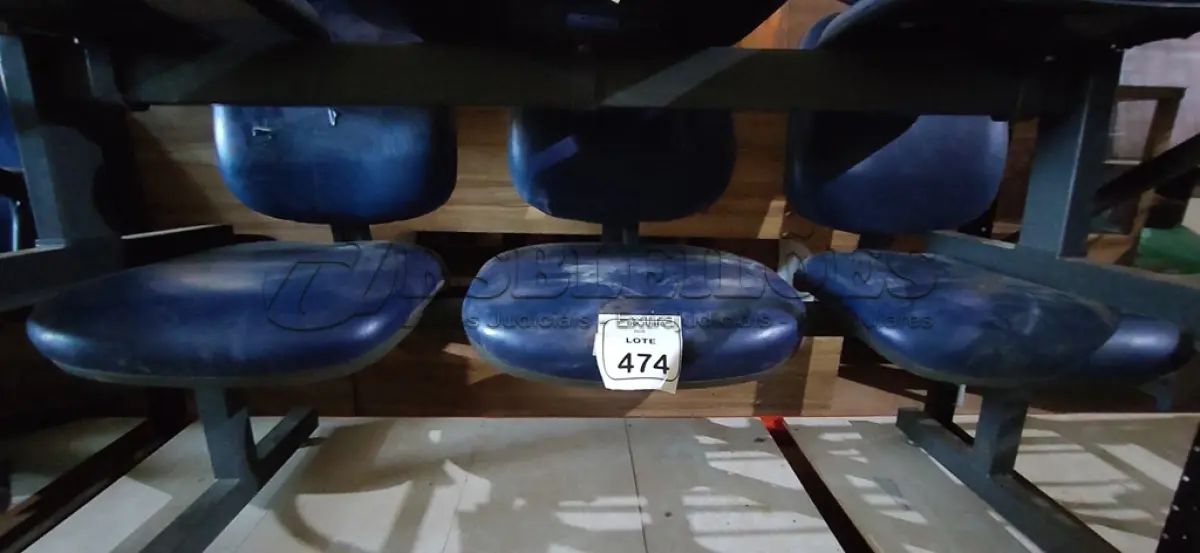 LOTE 474 - 01 CADEIRA TIPO LONGARINA COM 03 LUGARES. (NO ESTADO) ATENÇÃO! FAZER A VISITAÇÃO ANTES DE ARREMATAR, NÃO SABEMOS SE FUNCIONA, LEILÃO NÃO TEM GARANTIA E NEM DEVOLUÇÃO, SUJEITO A POSSÍVEIS AVARIAS VISÍVEIS/OCULTAS E/OU AUSÊNCIA DE COMPONENTES.