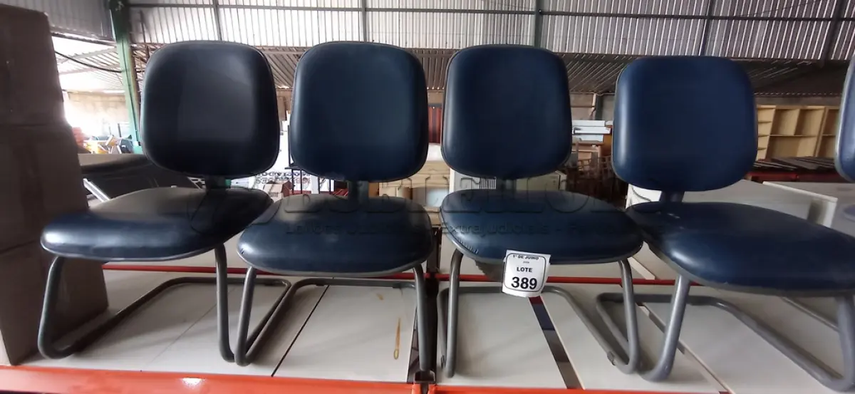 LOTE 389 - 04 CADEIRAS DE PÉS FIXOS. (NO ESTADO) ATENÇÃO! FAZER A VISITAÇÃO ANTES DE ARREMATAR, NÃO SABEMOS SE FUNCIONA, LEILÃO NÃO TEM GARANTIA E NEM DEVOLUÇÃO, SUJEITO A POSSÍVEIS AVARIAS VISÍVEIS/OCULTAS E/OU AUSÊNCIA DE COMPONENTES.