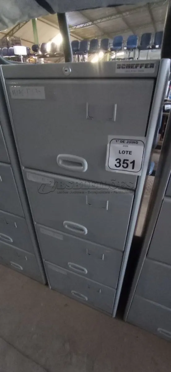 LOTE 351 - 01 ARQUIVO DE AÇO COM 04 GAVETAS. (NO ESTADO) ATENÇÃO! FAZER A VISITAÇÃO ANTES DE ARREMATAR, NÃO SABEMOS SE FUNCIONA, LEILÃO NÃO TEM GARANTIA E NEM DEVOLUÇÃO, SUJEITO A POSSÍVEIS AVARIAS VISÍVEIS/OCULTAS E/OU AUSÊNCIA DE COMPONENTES.