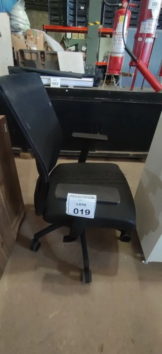 LOTE 019 - 01 CADEIRA PARA ESCRITÓRIO GIRATÓRIA ERGONÔMICA MARELLI COM ENCOSTO EM TELA MESH PRETA. (NO ESTADO) ATENÇÃO! FAZER A VISITAÇÃO ANTES DE ARREMATAR, NÃO SABEMOS SE FUNCIONA, LEILÃO NÃO TEM GARANTIA E NEM DEVOLUÇÃO, SUJEITO A POSSÍVEIS AVARIAS VISÍVEIS/OCULTAS E/OU AUSÊNCIA DE COMPONENTES.