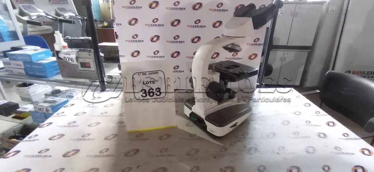 LOTE 363 - 01 MICROSCÓPIO MARCA OPTON. (NO ESTADO) ATENÇÃO! FAZER A VISITAÇÃO ANTES DE ARREMATAR, NÃO SABEMOS SE FUNCIONA, LEILÃO NÃO TEM GARANTIA E NEM DEVOLUÇÃO, SUJEITO A POSSÍVEIS AVARIAS VISÍVEIS/OCULTAS E/OU AUSÊNCIA DE COMPONENTES.