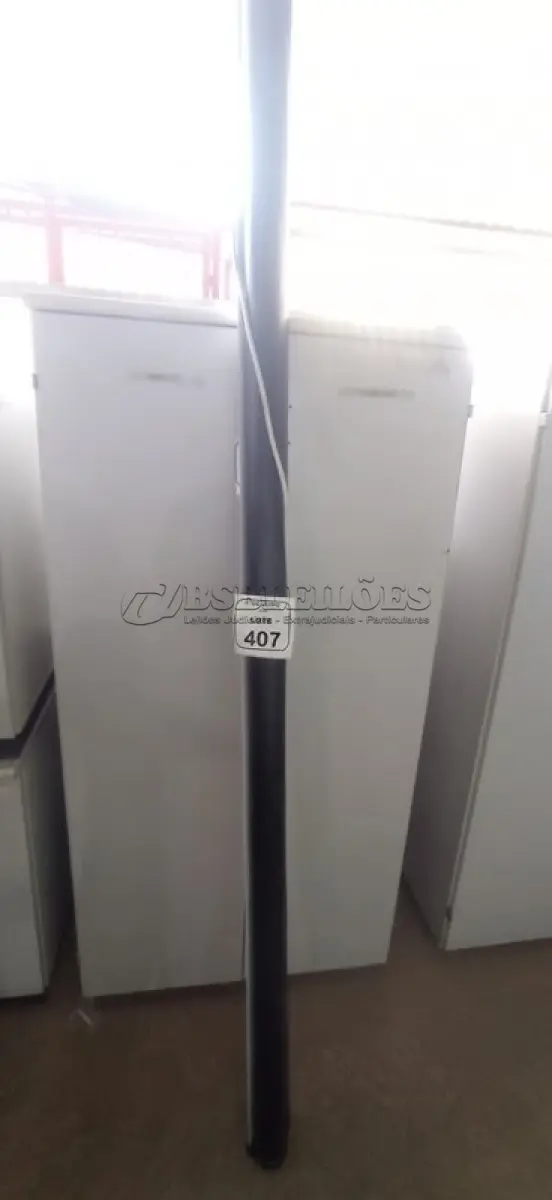 LOTE 407 - 01 TELA DE PROJEÇÃO RETRÁTIL. (NO ESTADO) ATENÇÃO! FAZER A VISITAÇÃO ANTES DE ARREMATAR, NÃO SABEMOS SE FUNCIONA, LEILÃO NÃO TEM GARANTIA E NEM DEVOLUÇÃO, SUJEITO A POSSÍVEIS AVARIAS VISÍVEIS/OCULTAS E/OU AUSÊNCIA DE COMPONENTES.