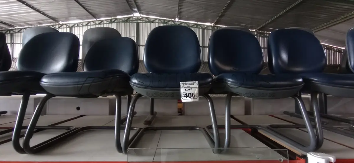 LOTE 406 - 05 CADEIRAS COM PÉS FIXOS. (NO ESTADO) ATENÇÃO! FAZER A VISITAÇÃO ANTES DE ARREMATAR, NÃO SABEMOS SE FUNCIONA, LEILÃO NÃO TEM GARANTIA E NEM DEVOLUÇÃO, SUJEITO A POSSÍVEIS AVARIAS VISÍVEIS/OCULTAS E/OU AUSÊNCIA DE COMPONENTES.