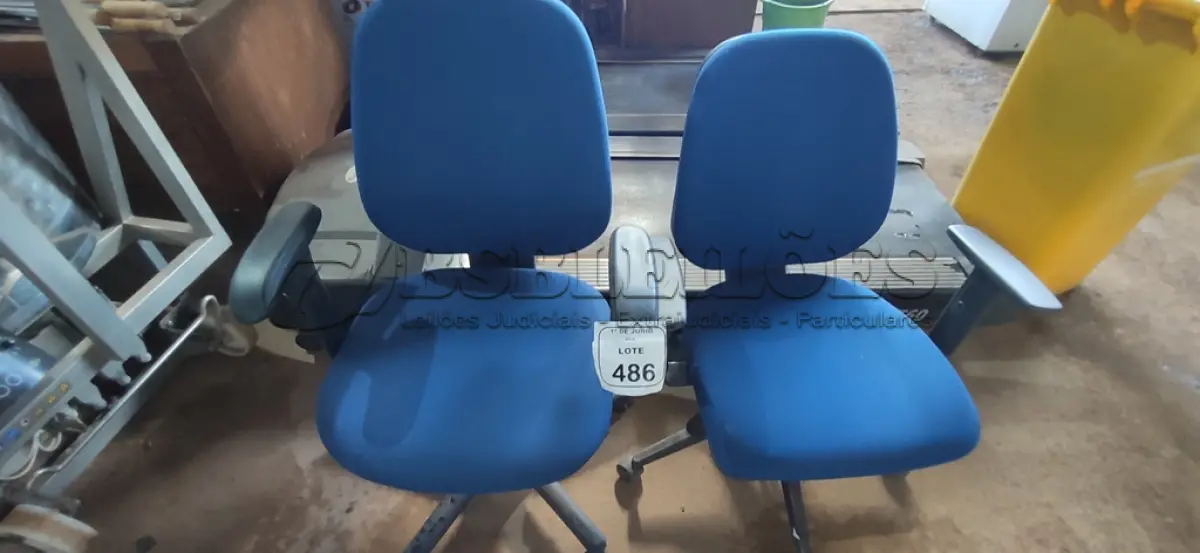 LOTE 486 - 02 CADEIRAS DE ESCRITÓRIO GIRATÓRIAS. (NO ESTADO) ATENÇÃO! FAZER A VISITAÇÃO ANTES DE ARREMATAR, NÃO SABEMOS SE FUNCIONA, LEILÃO NÃO TEM GARANTIA E NEM DEVOLUÇÃO, SUJEITO A POSSÍVEIS AVARIAS VISÍVEIS/OCULTAS E/OU AUSÊNCIA DE COMPONENTES.