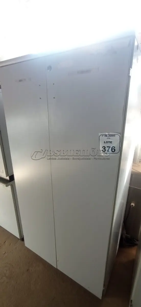 LOTE 376 - 01 ARMÁRIO 02 PORTAS EM MADEIRA. (NO ESTADO) ATENÇÃO! FAZER A VISITAÇÃO ANTES DE ARREMATAR, NÃO SABEMOS SE FUNCIONA, LEILÃO NÃO TEM GARANTIA E NEM DEVOLUÇÃO, SUJEITO A POSSÍVEIS AVARIAS VISÍVEIS/OCULTAS E/OU AUSÊNCIA DE COMPONENTES.